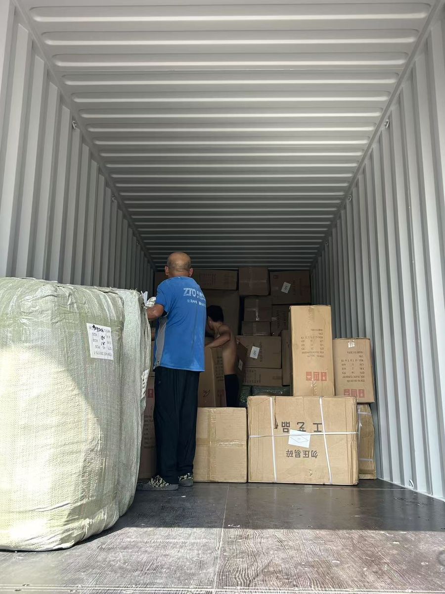 Carga de cajas dentro del contenedor