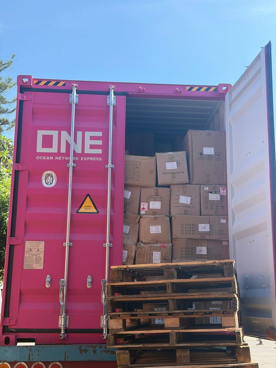 Contenedor de importación abierto con cajas de mercancía