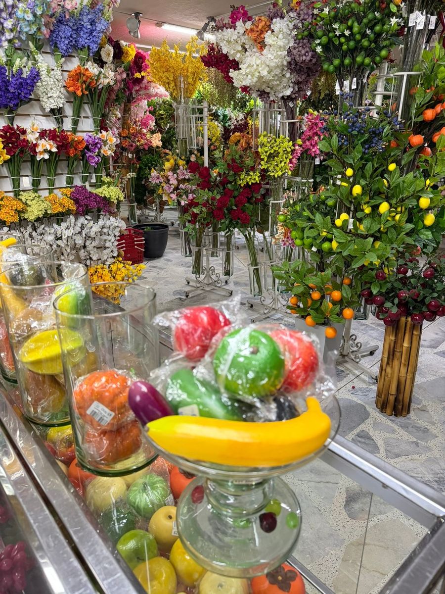 Árboles de limón, naranja y flores artificiales