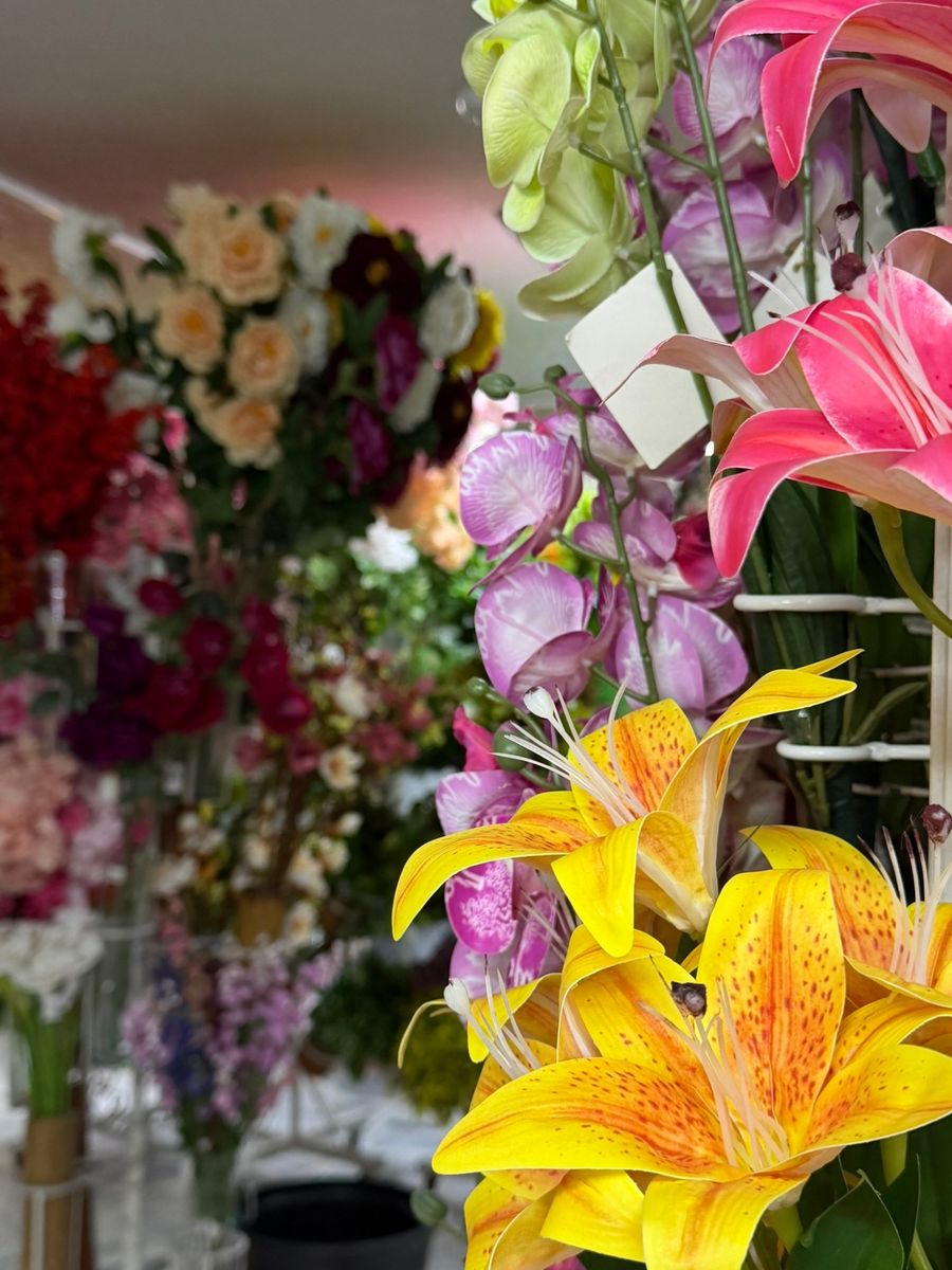Lirios y orquídeas artificiales