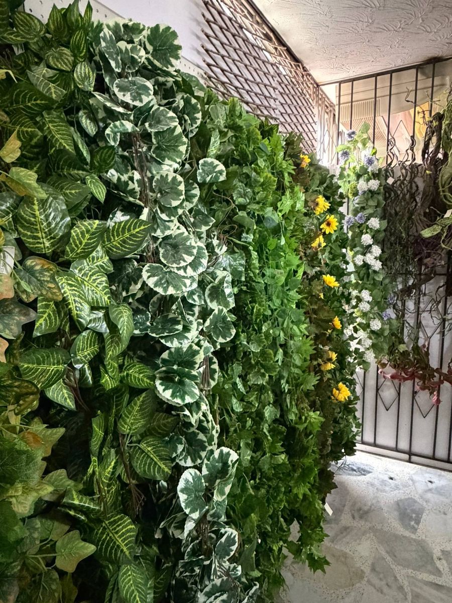 Pared de follajes y colgantes artificiales