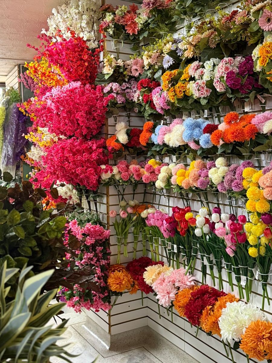 Muro de pompones, tulipanes y dalias artificiales de colores