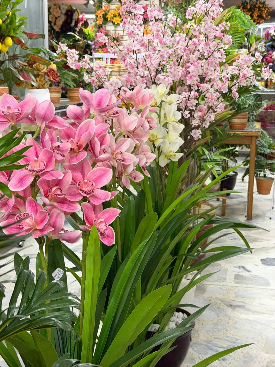 Orquídeas artificiales rosadas y blancas