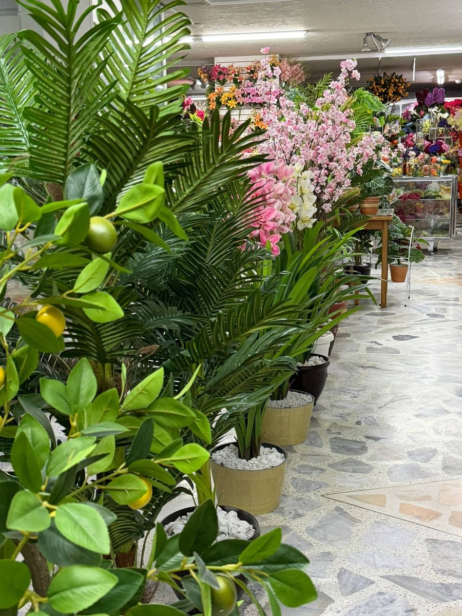 Palmas, limonero y cerezo artificiales
