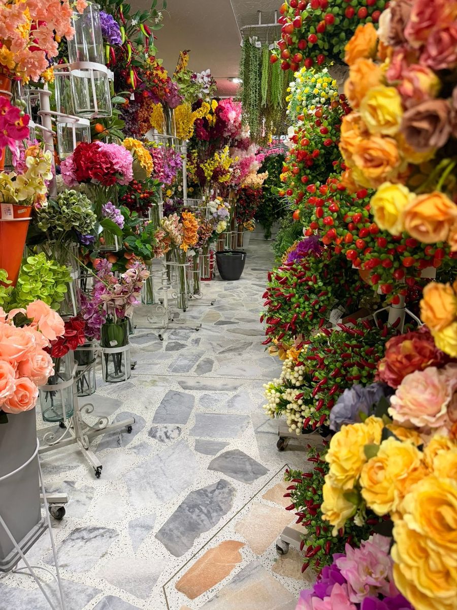 Pasillo con rosas artificiales amarillas y naranjas