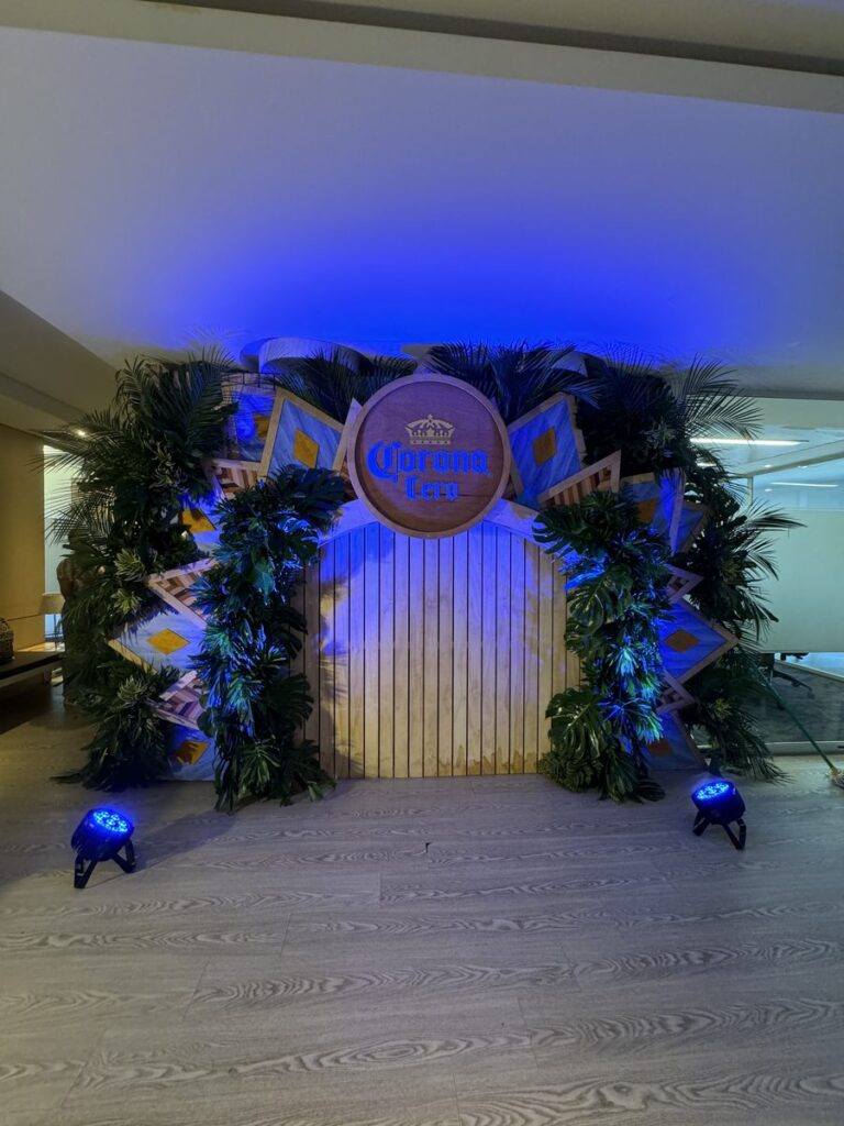 Arco tropical iluminado para un evento de marca