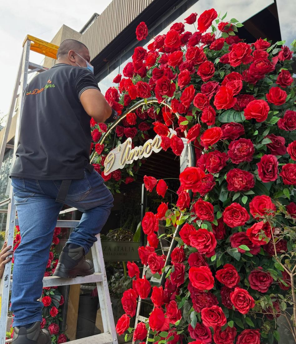 Montador de Decorflores instalando el corazón de rosas