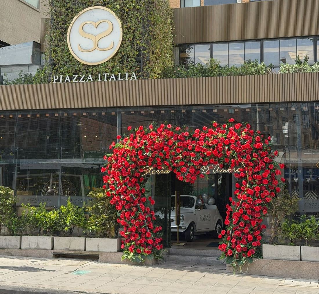 Corazón monumental de rosas en la entrada de Piazza Italia