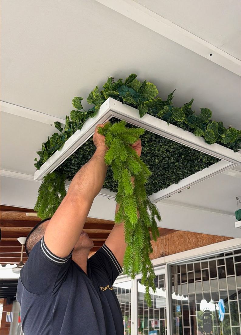 Montador instalando un panel de follajes en el techo