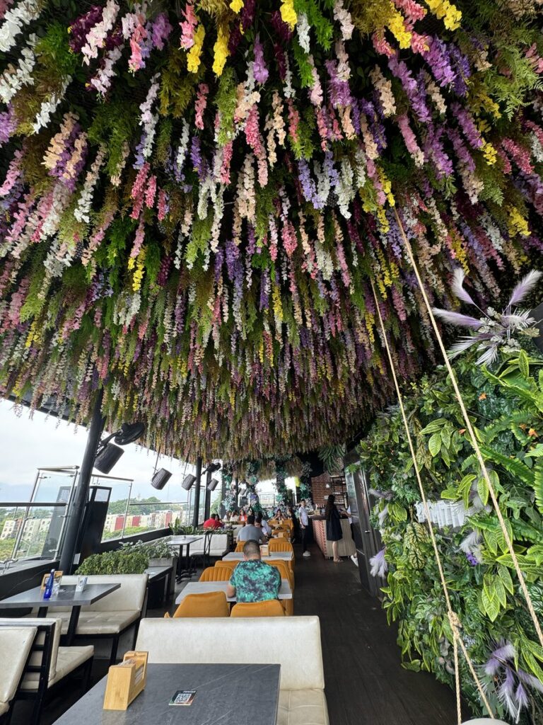 Techo de flores colgantes en un restaurante