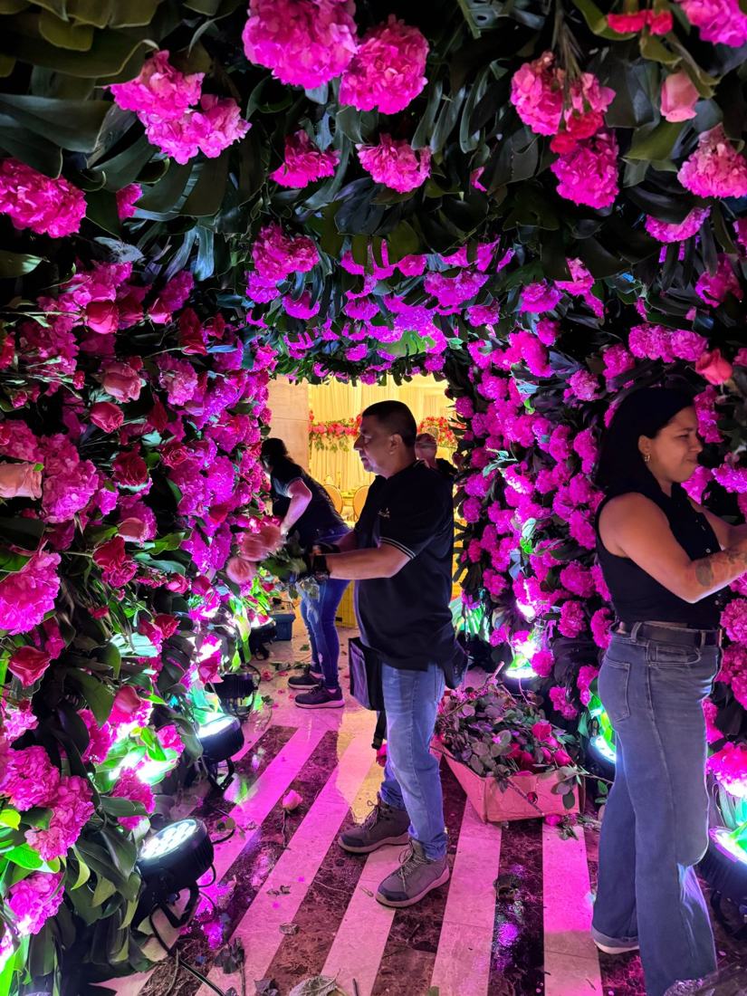 Equipo de Decorflores montando un túnel de hortensias fucsia