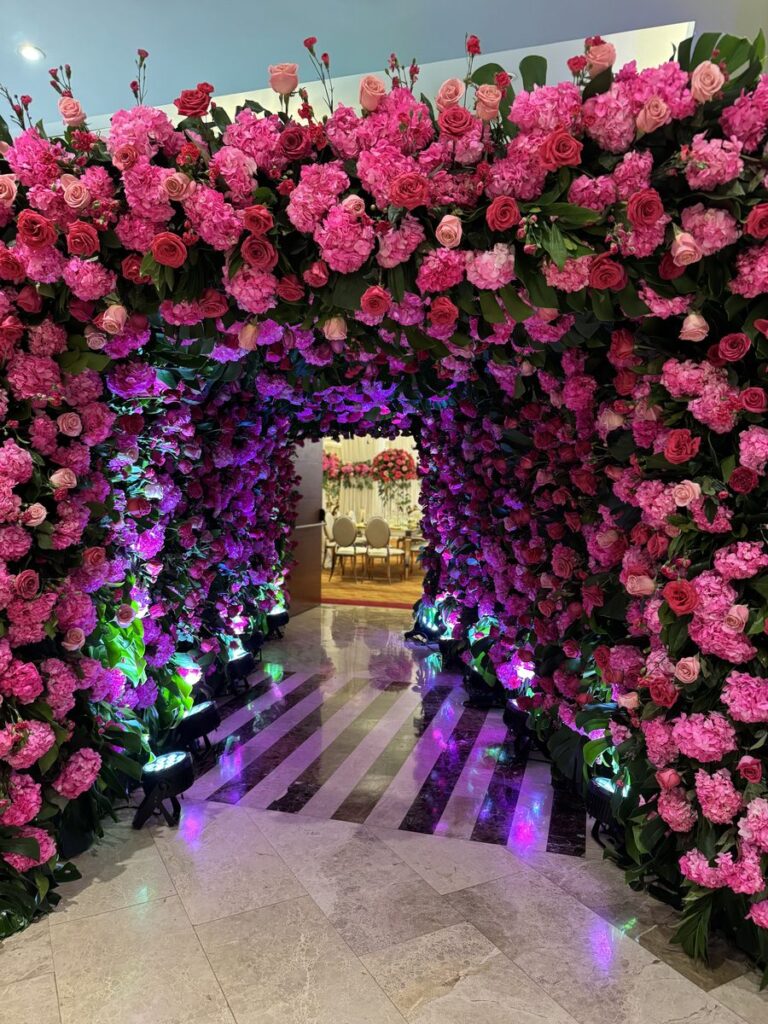 Túnel de rosas fucsia para unos quince años