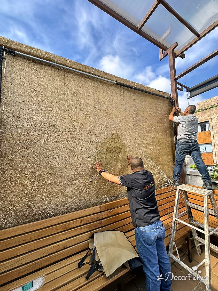 Antes: pared vacía en una terraza