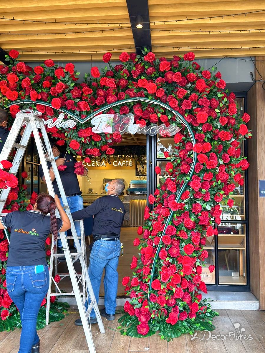 Equipo de Decorflores armando un corazón de rosas