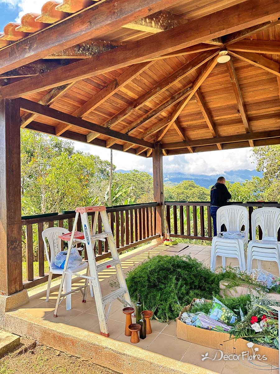 Preparando un kiosco para una boda