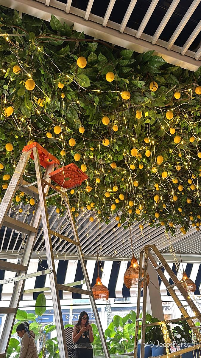 Techo de flores amarillas en montaje, con escaleras