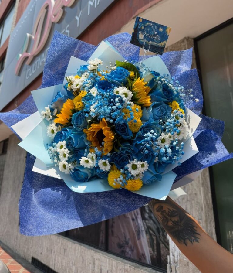 Bouquet de rosas azules y girasoles frente a la tienda
