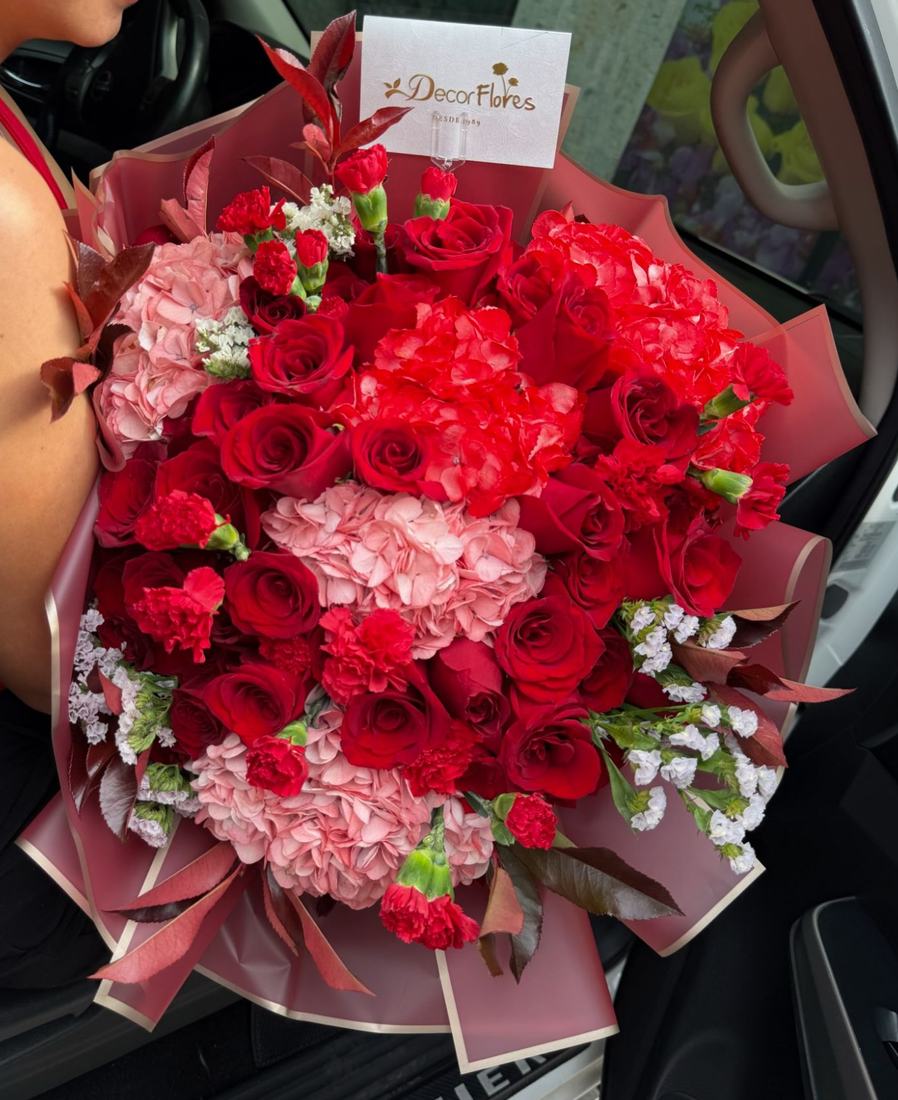Bouquet de rosas, hortensias y claveles rojos