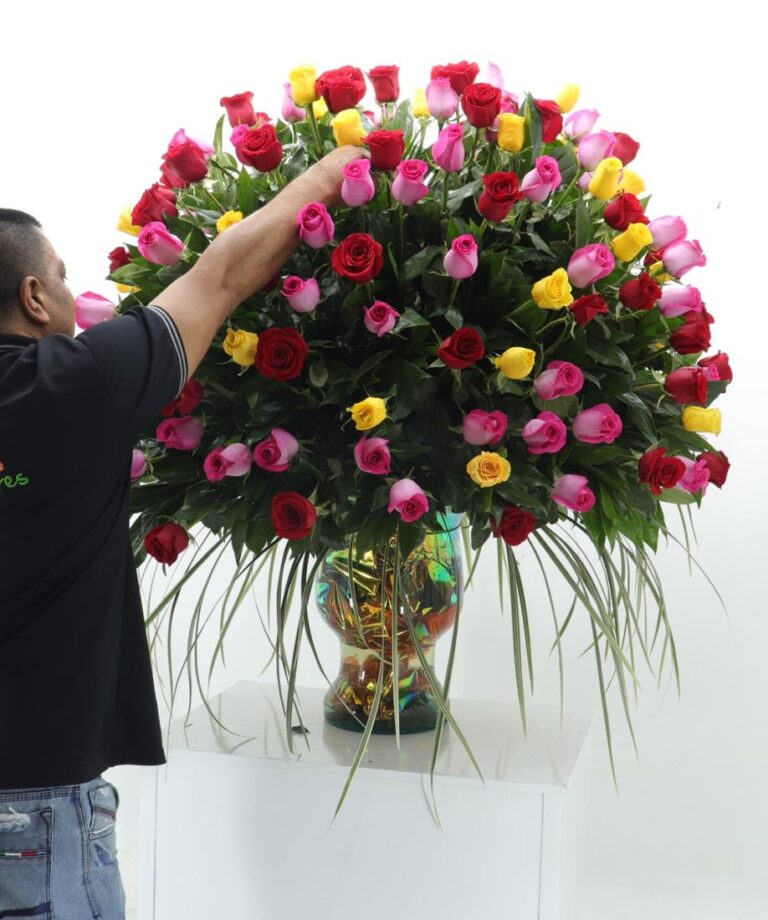 Florista de Decorflores terminando un arreglo de rosas de colores