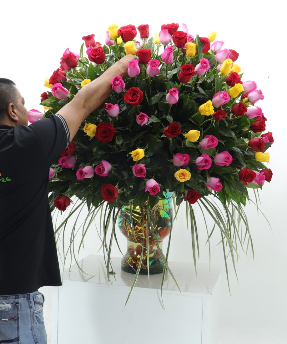 Florista de Decorflores terminando un arreglo de rosas de colores