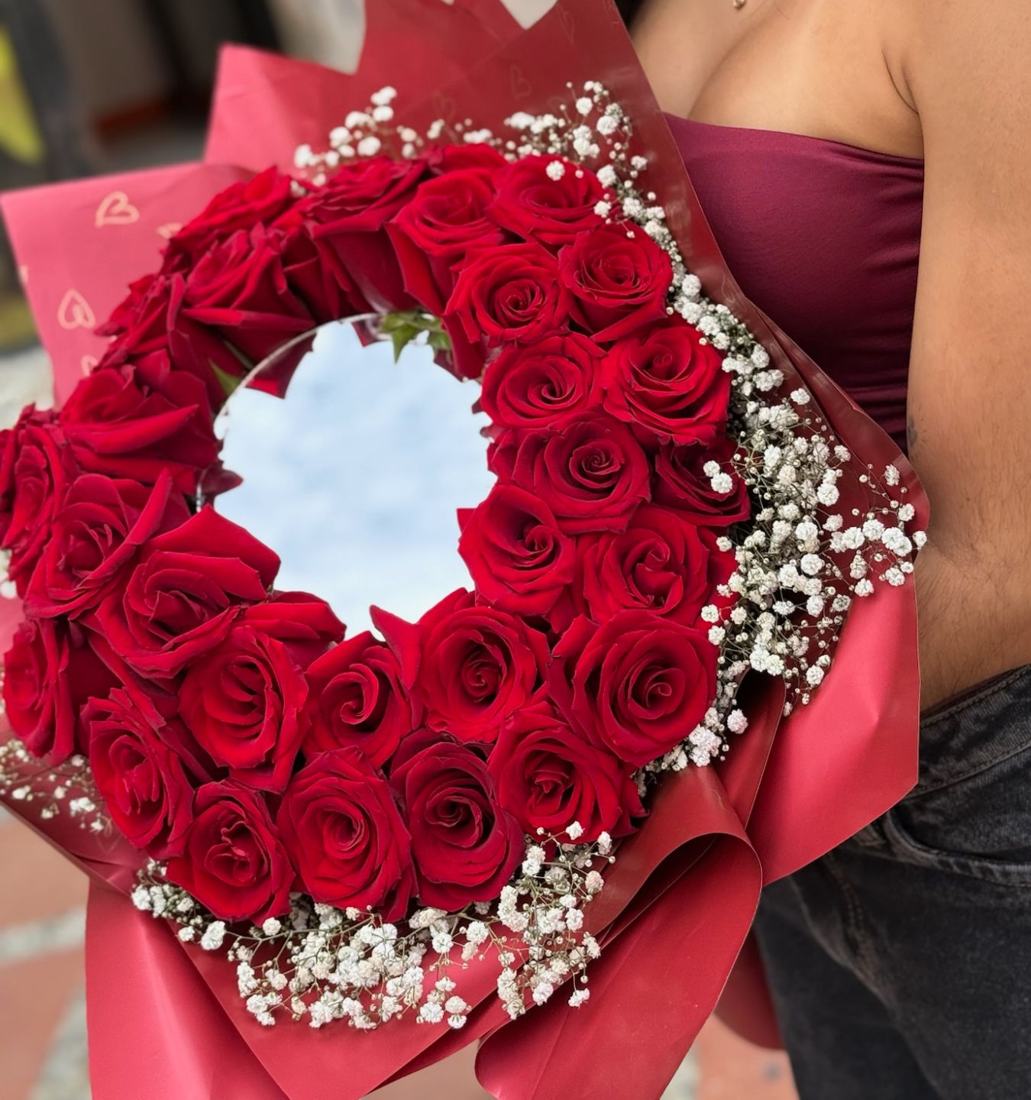 Bouquet de rosas rojas con espejo