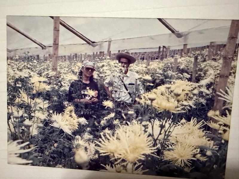 Los fundadores de Decorflores en el cultivo