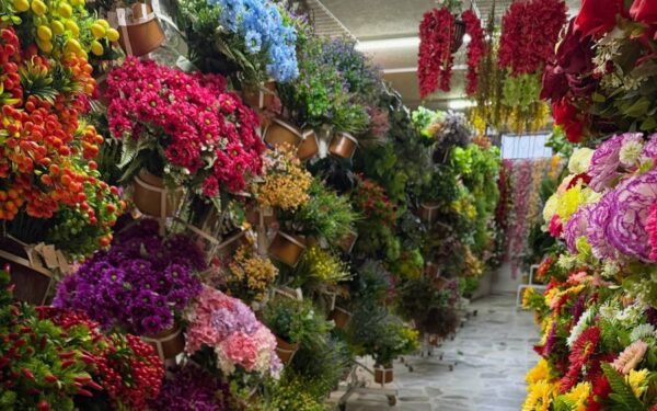 Pasillo de flores artificiales