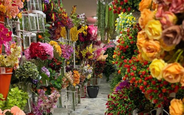 Flores artificiales en la tienda