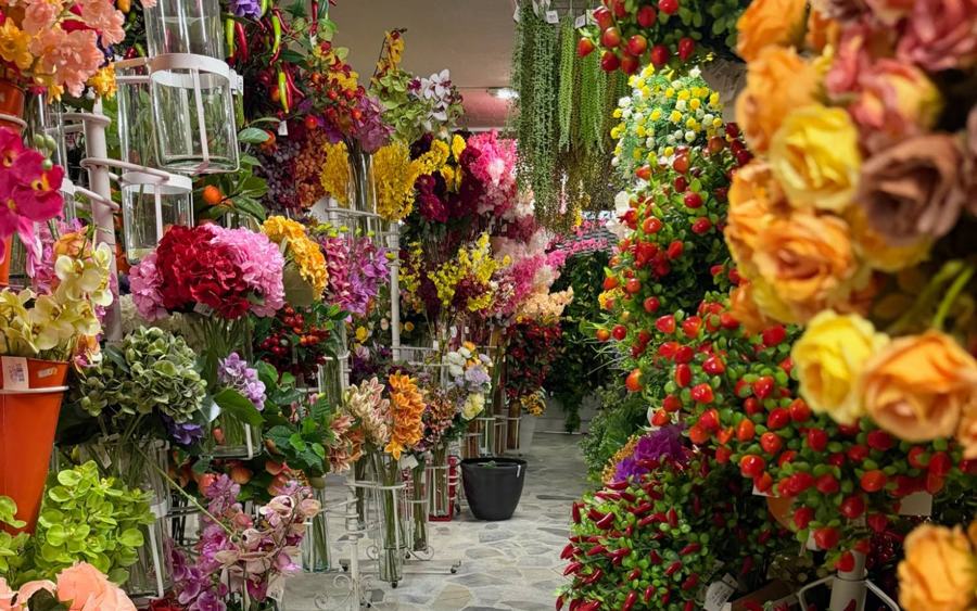 Flores artificiales en la tienda